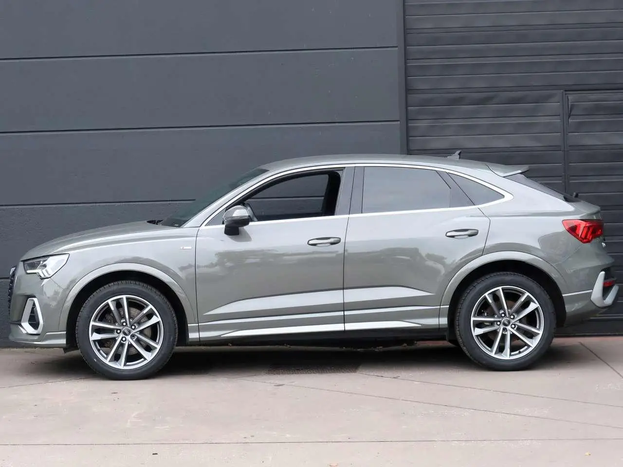 Photo 1 : Audi Q3 2020 Essence