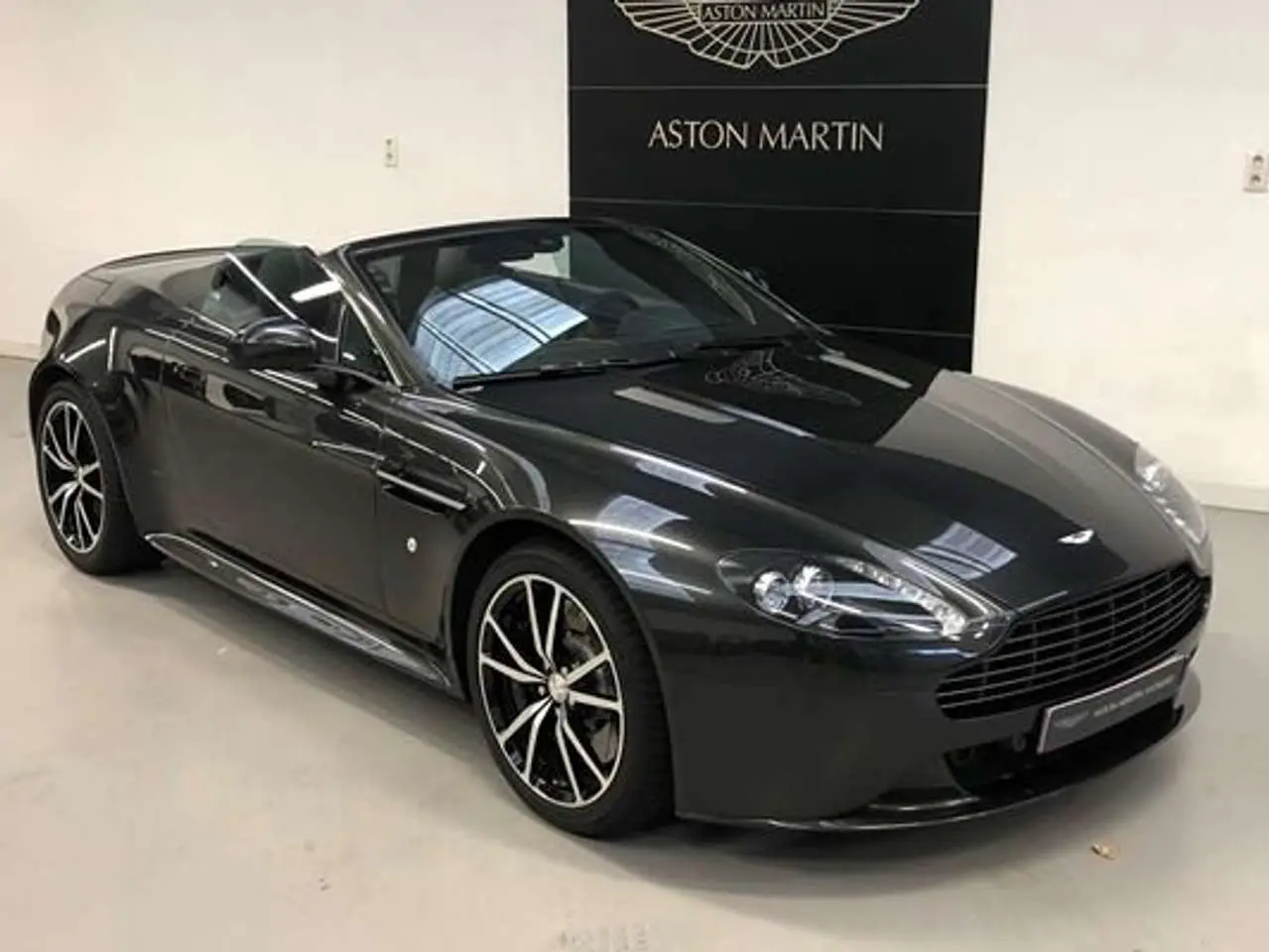 Photo 1 : Aston Martin V8 2015 Essence