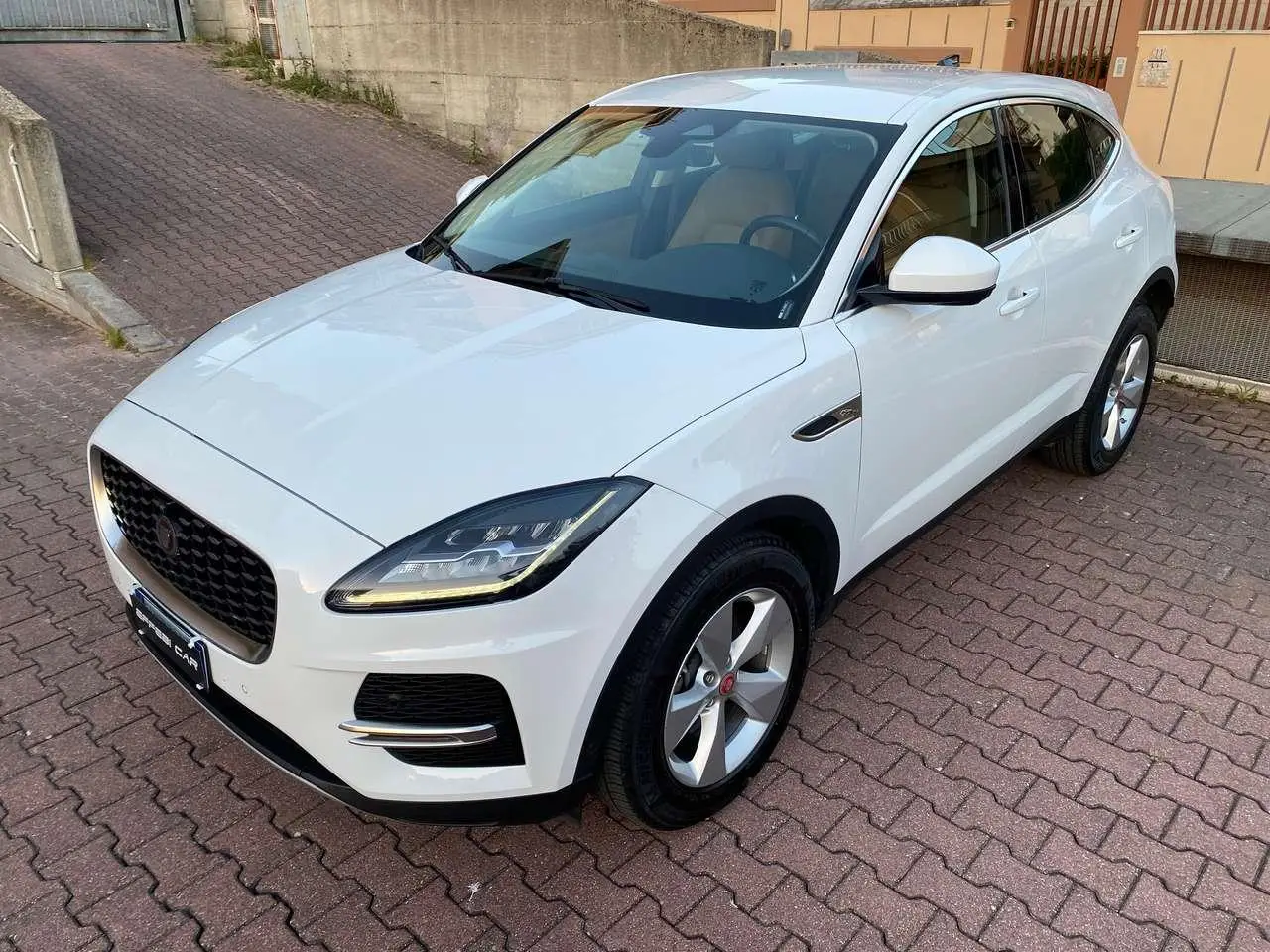 Photo 1 : Jaguar E-pace 2021 Hybrid