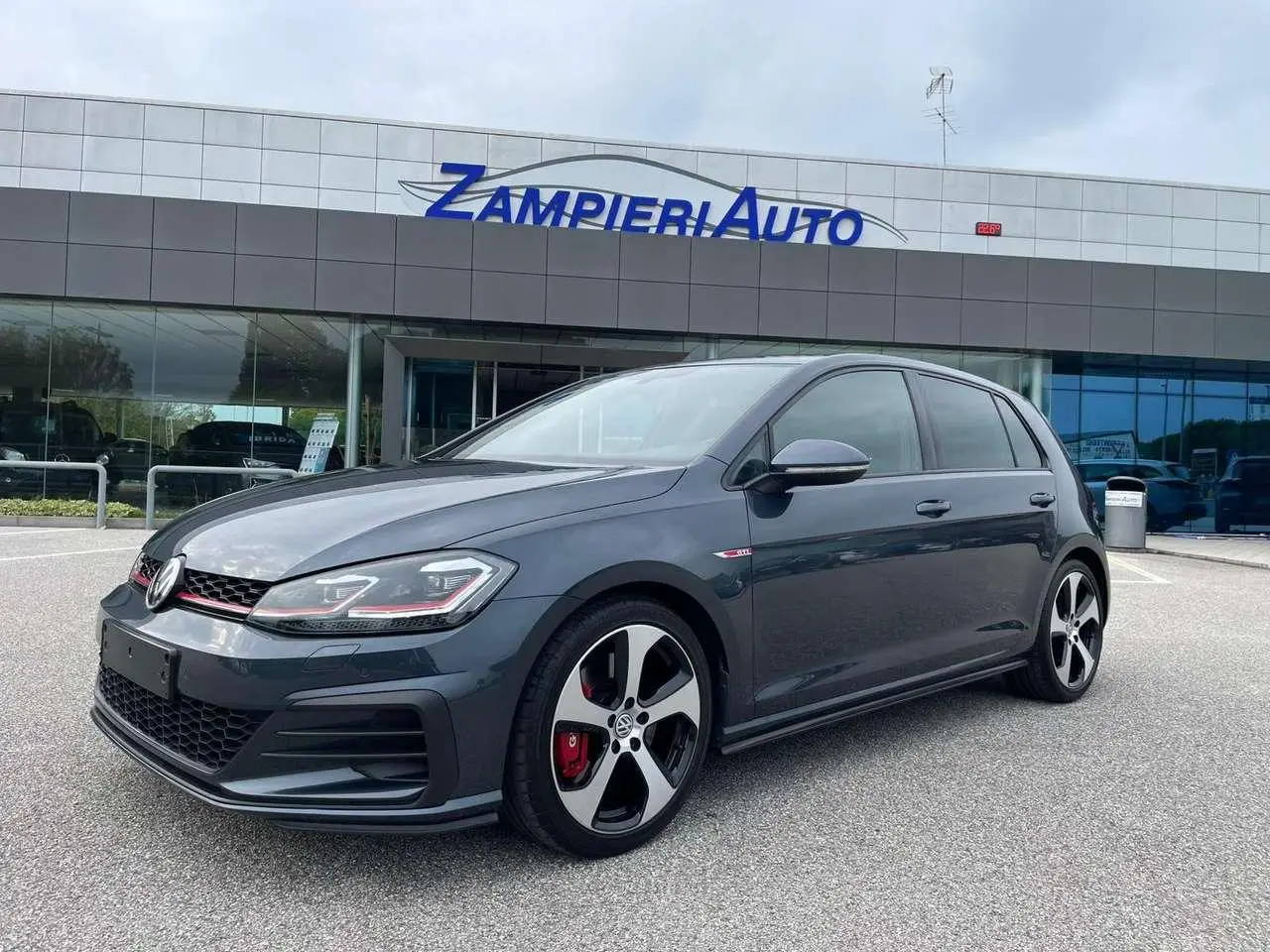 Photo 1 : Volkswagen Golf 2019 Petrol