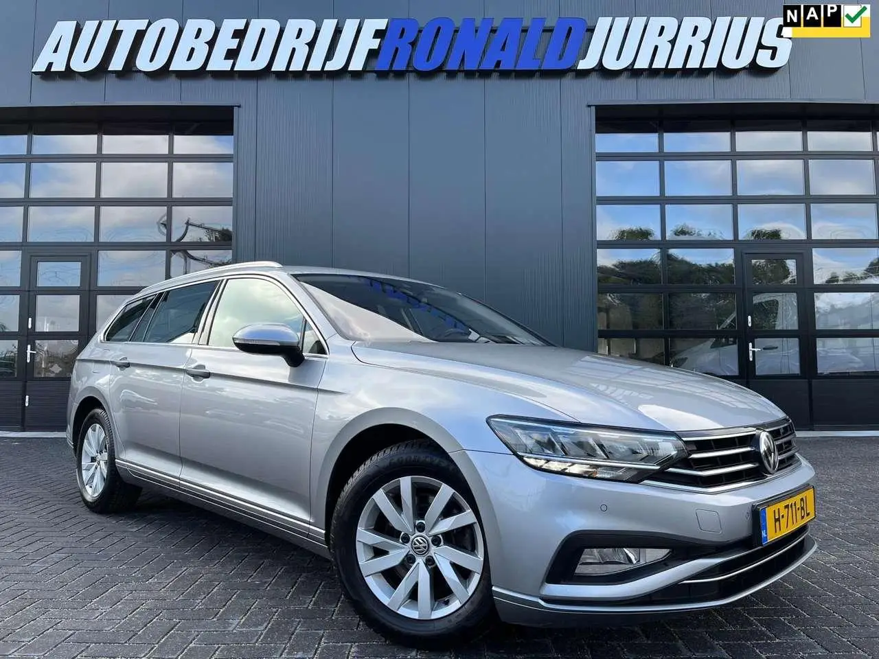 Photo 1 : Volkswagen Passat 2020 Essence