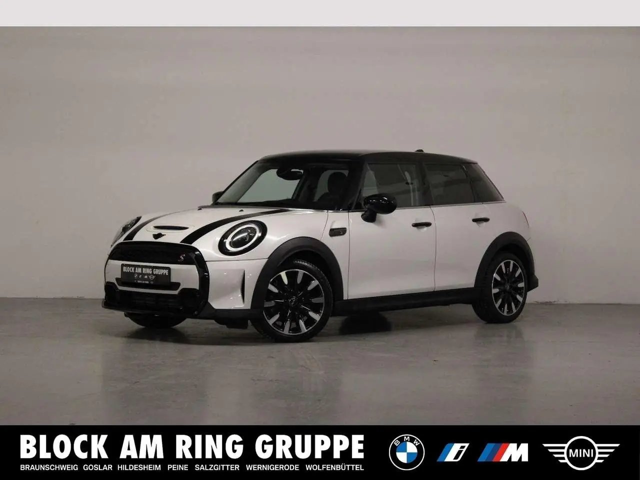 Photo 1 : Mini Cooper 2024 Petrol