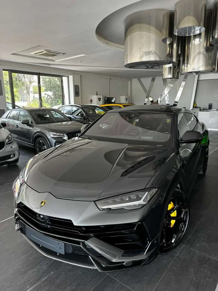 Photo 1 : Lamborghini Urus 2023 Petrol