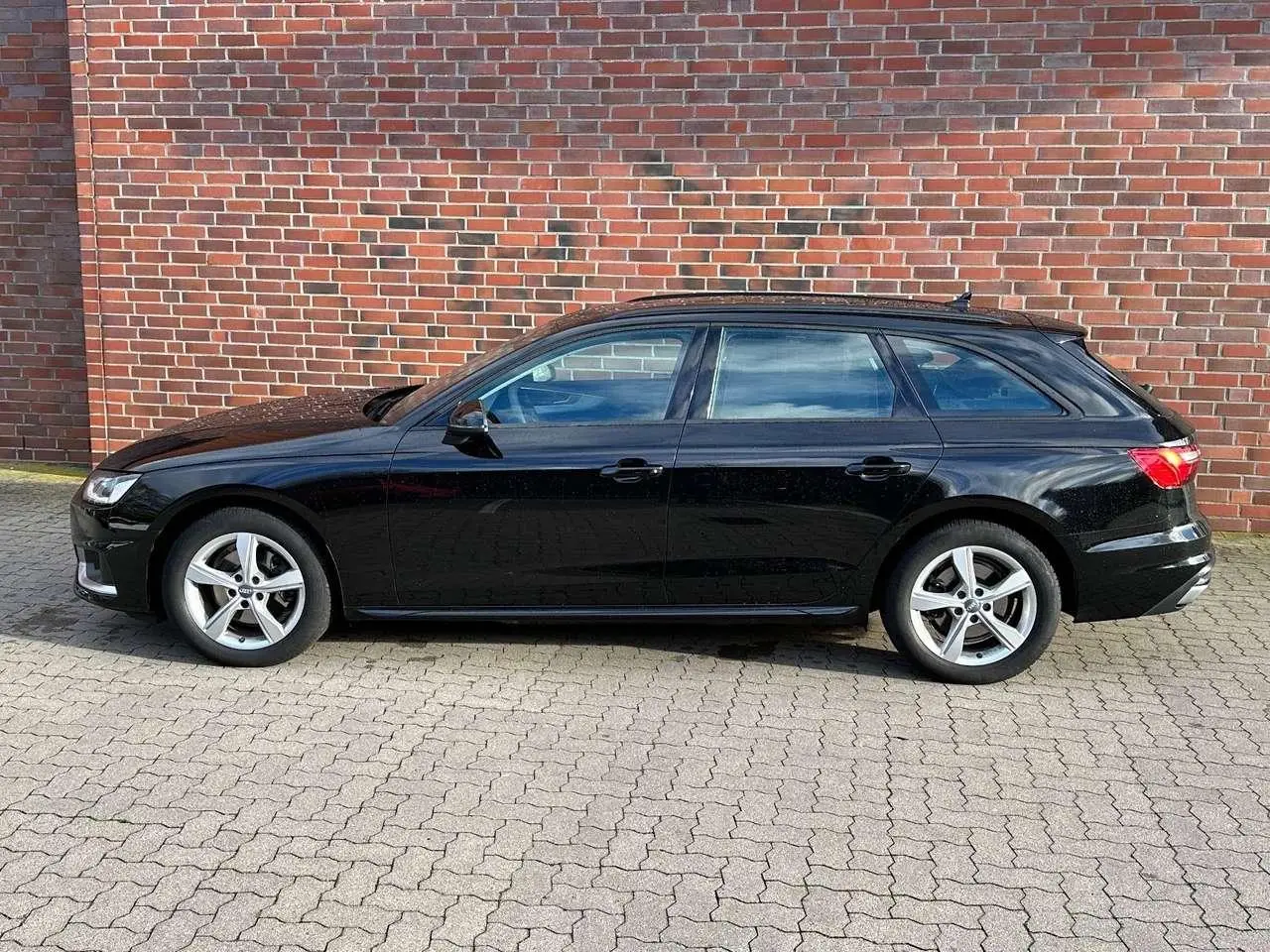 Photo 1 : Audi A4 2020 Petrol