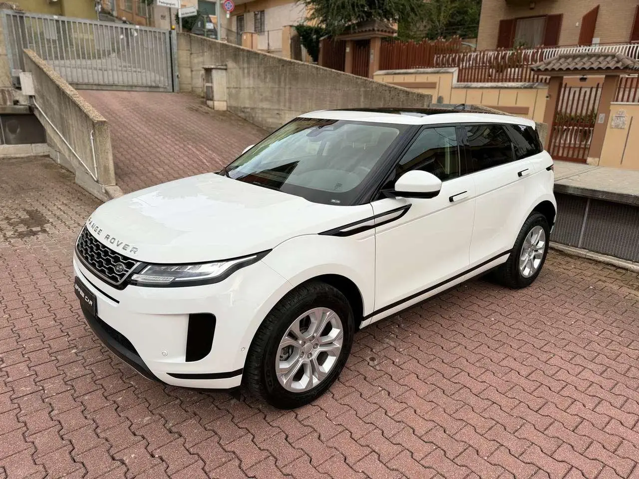 Photo 1 : Land Rover Range Rover Evoque 2021 Hybride