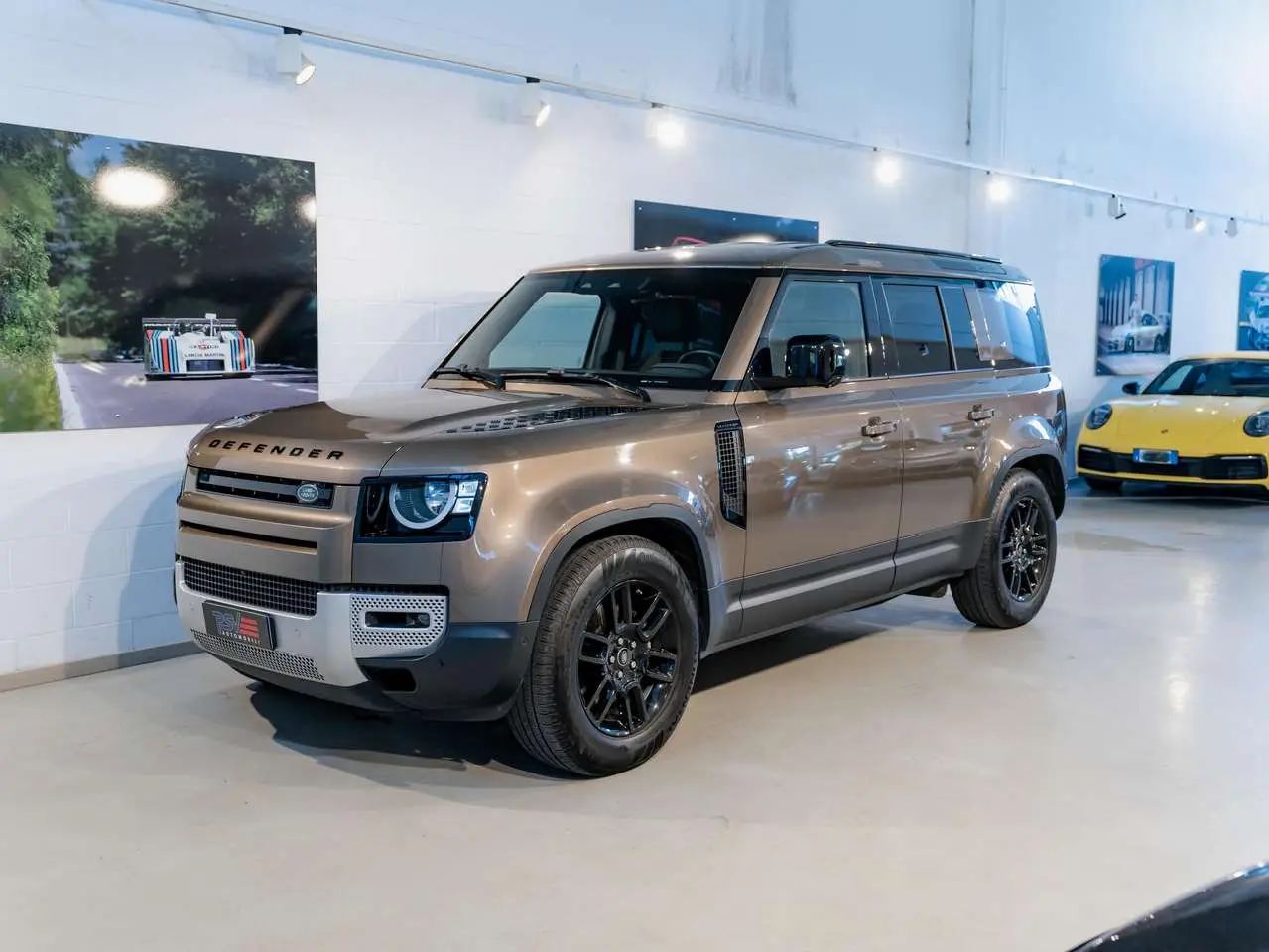 Photo 1 : Land Rover Defender 2021 Hybrid