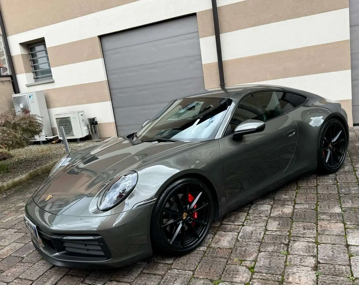 Photo 1 : Porsche 992 2020 Essence