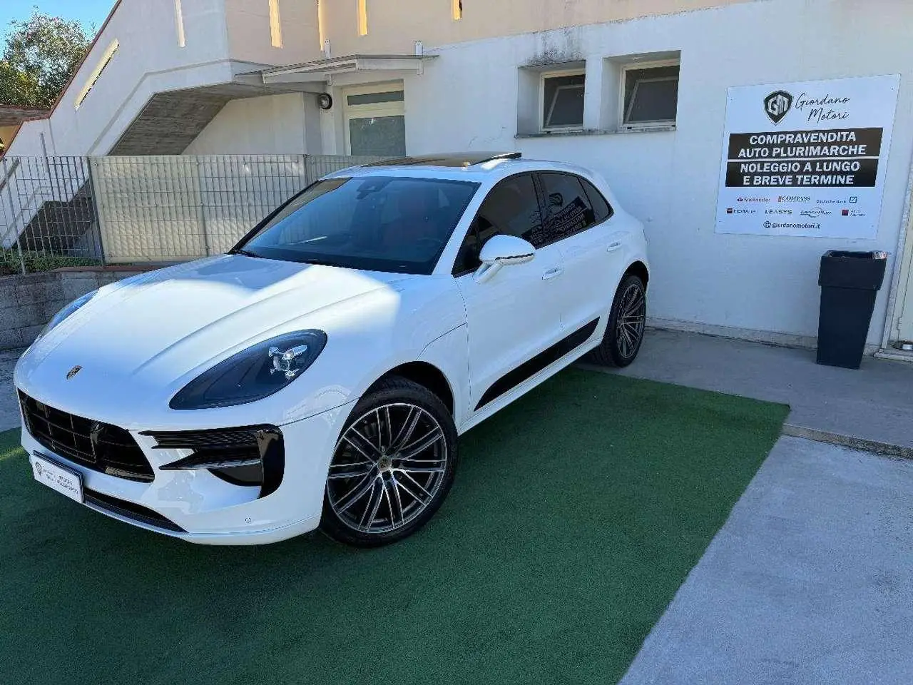 Photo 1 : Porsche Macan 2021 Essence