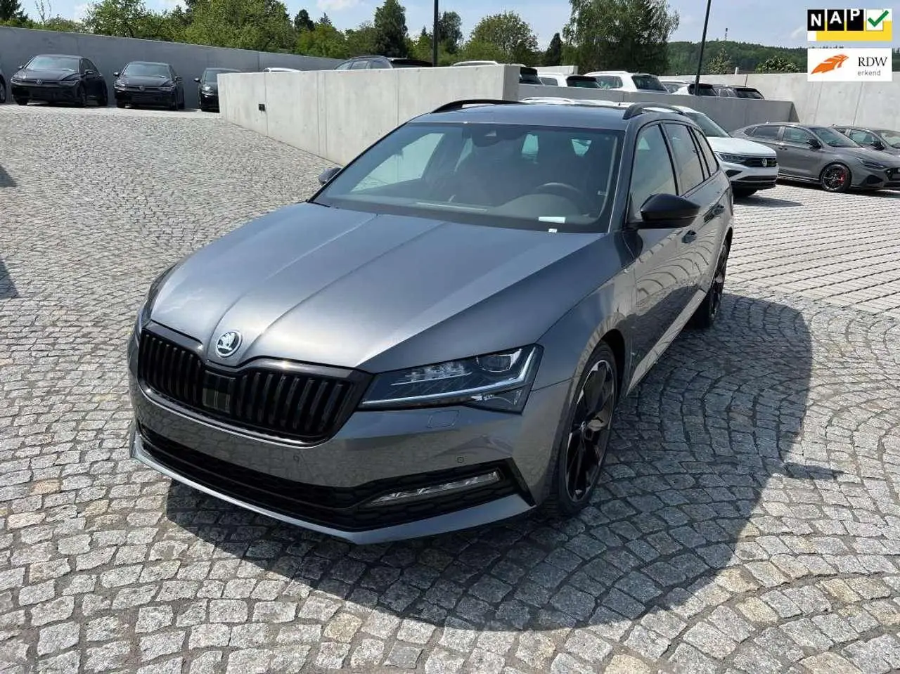 Photo 1 : Skoda Superb 2023 Petrol