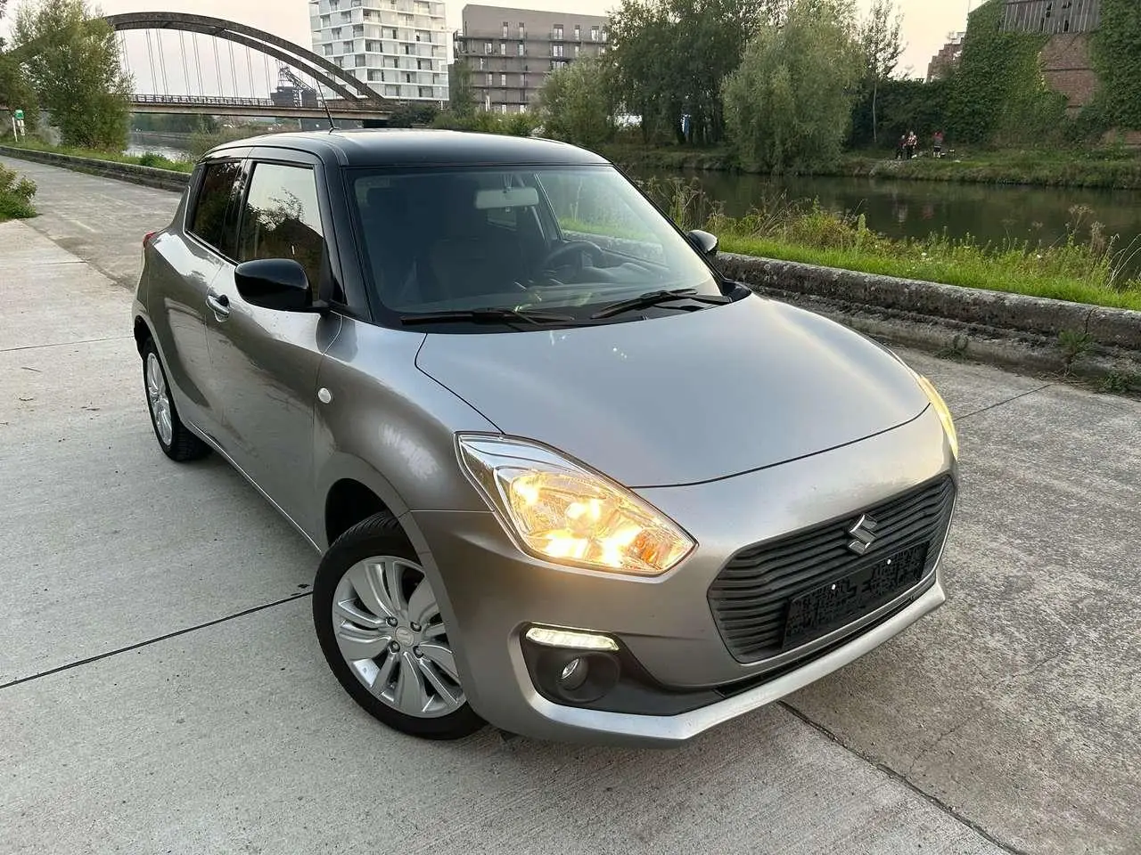 Photo 1 : Suzuki Swift 2018 Petrol