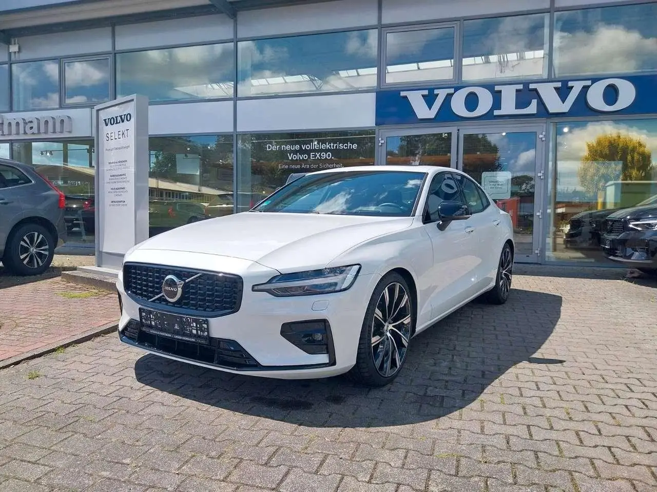 Photo 1 : Volvo S60 2023 Petrol