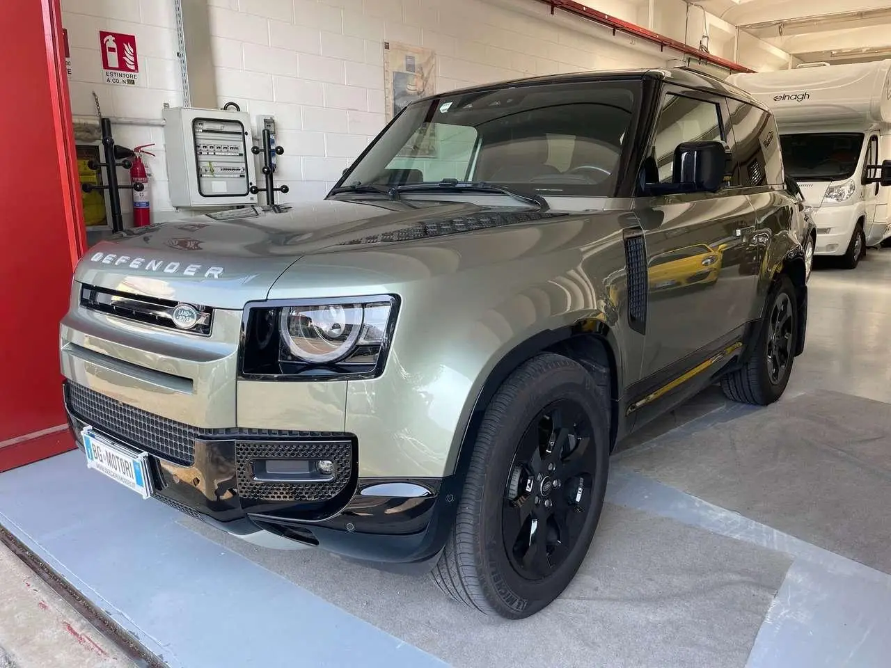 Photo 1 : Land Rover Defender 2023 Hybrid