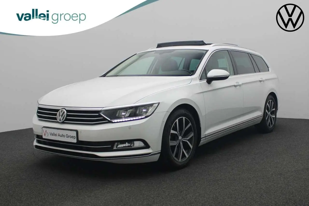 Photo 1 : Volkswagen Passat 2017 Petrol