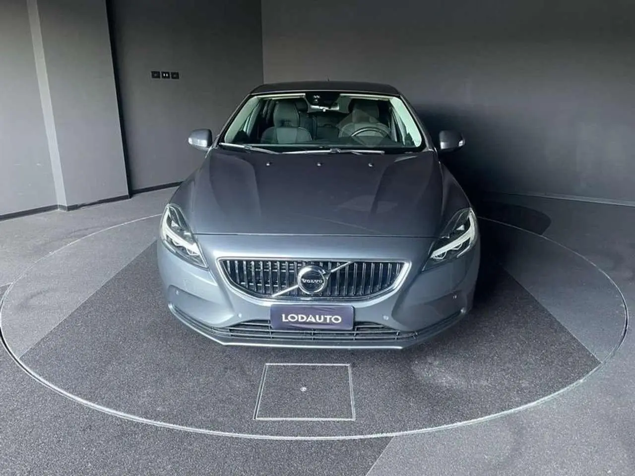 Photo 1 : Volvo V40 2018 Diesel