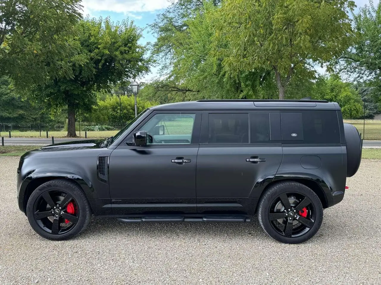 Photo 1 : Land Rover Defender 2022 Hybrid