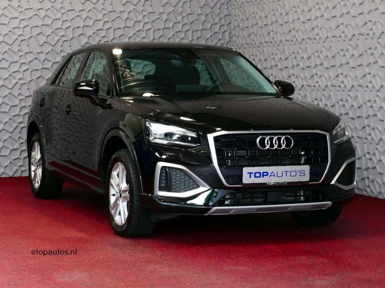 Photo 1 : Audi Q2 2024 Petrol