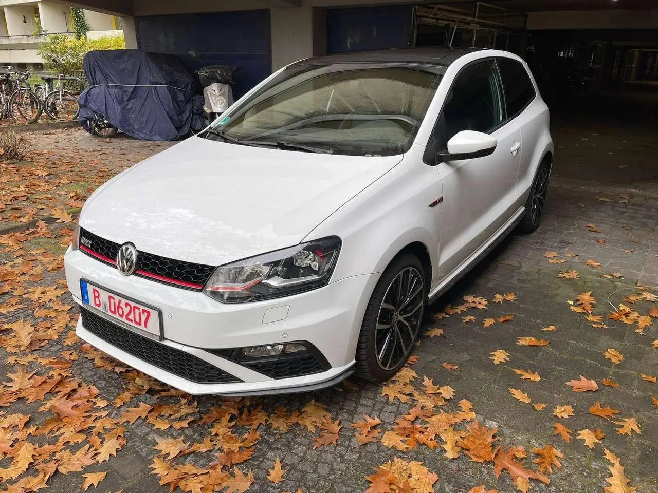 Photo 1 : Volkswagen Polo 2015 Petrol