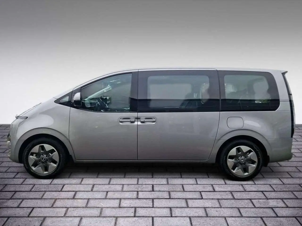 Photo 1 : Hyundai Staria 2024 Diesel