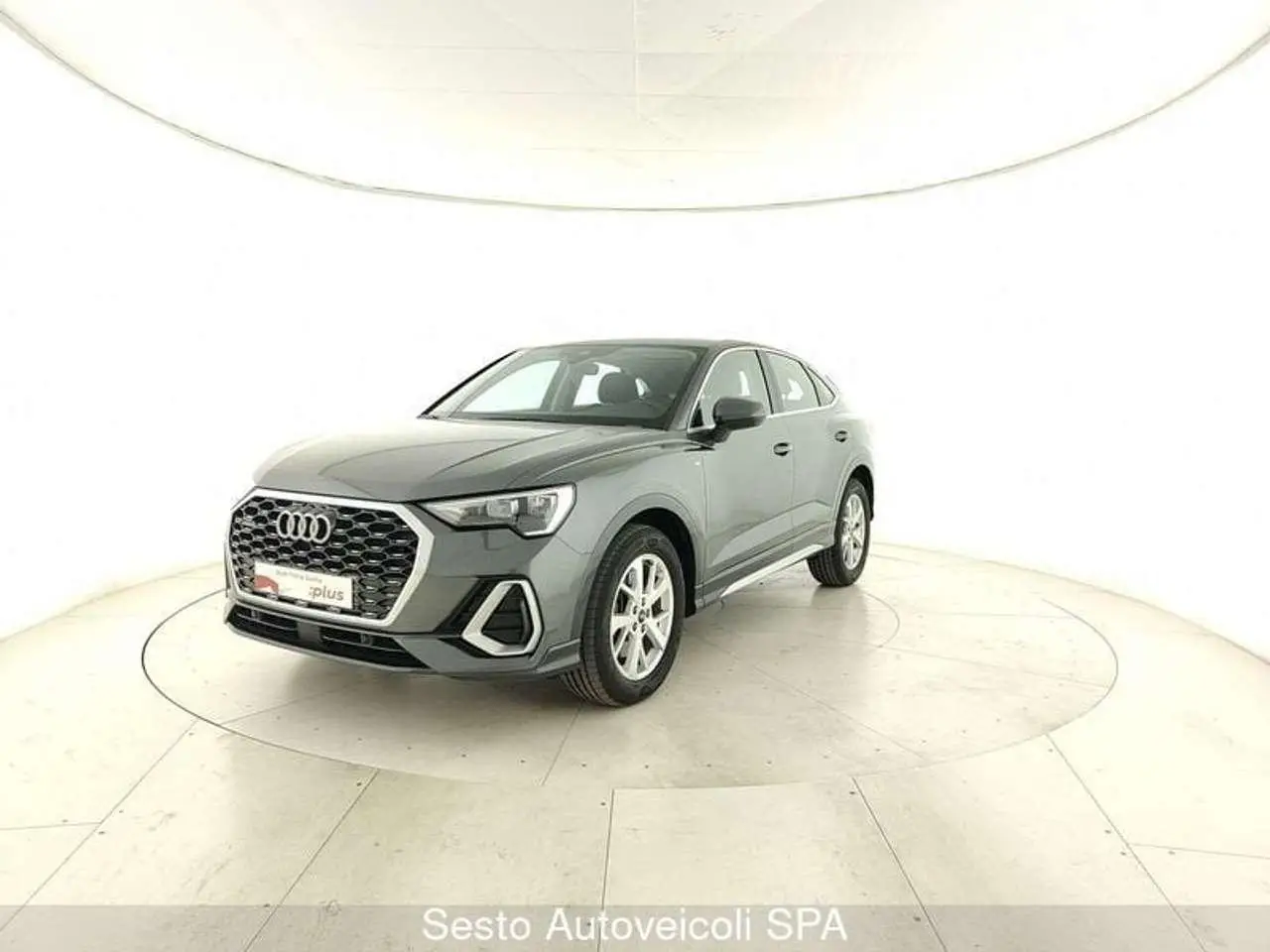 Photo 1 : Audi Q3 2023 Essence