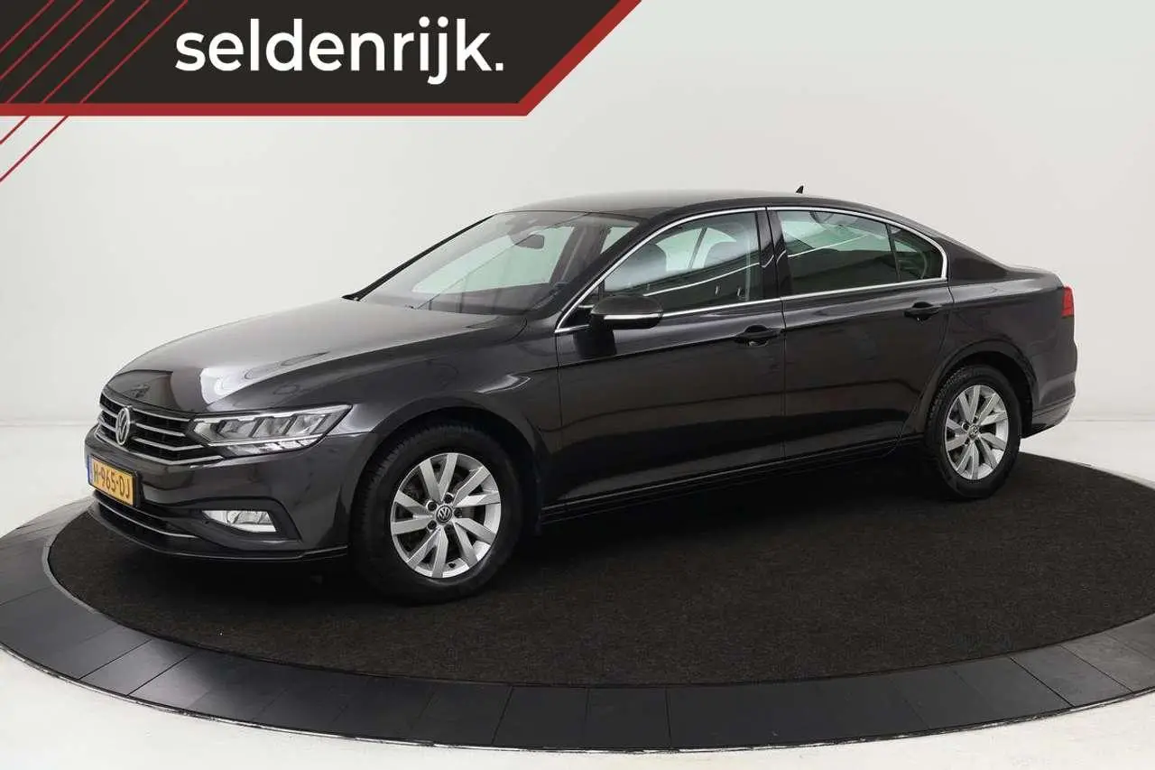 Photo 1 : Volkswagen Passat 2020 Petrol