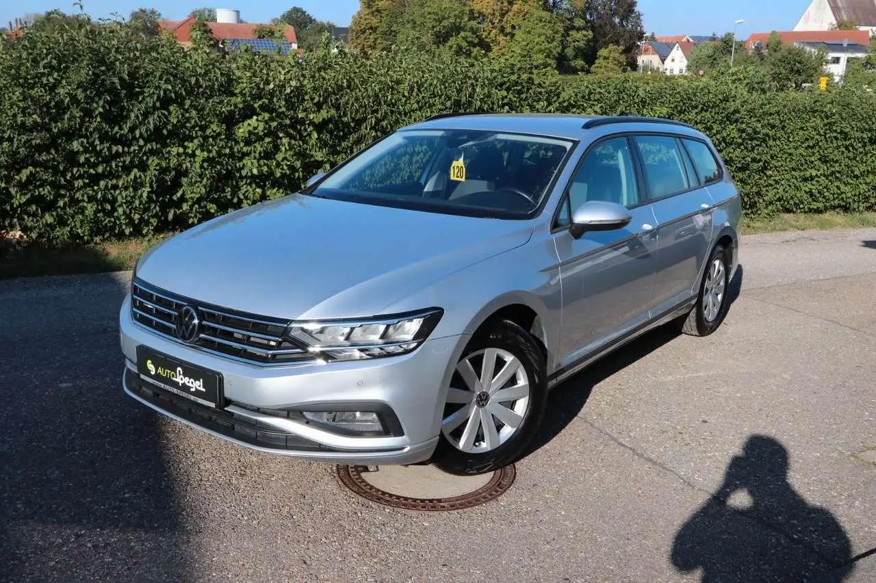 Photo 1 : Volkswagen Passat 2021 Essence