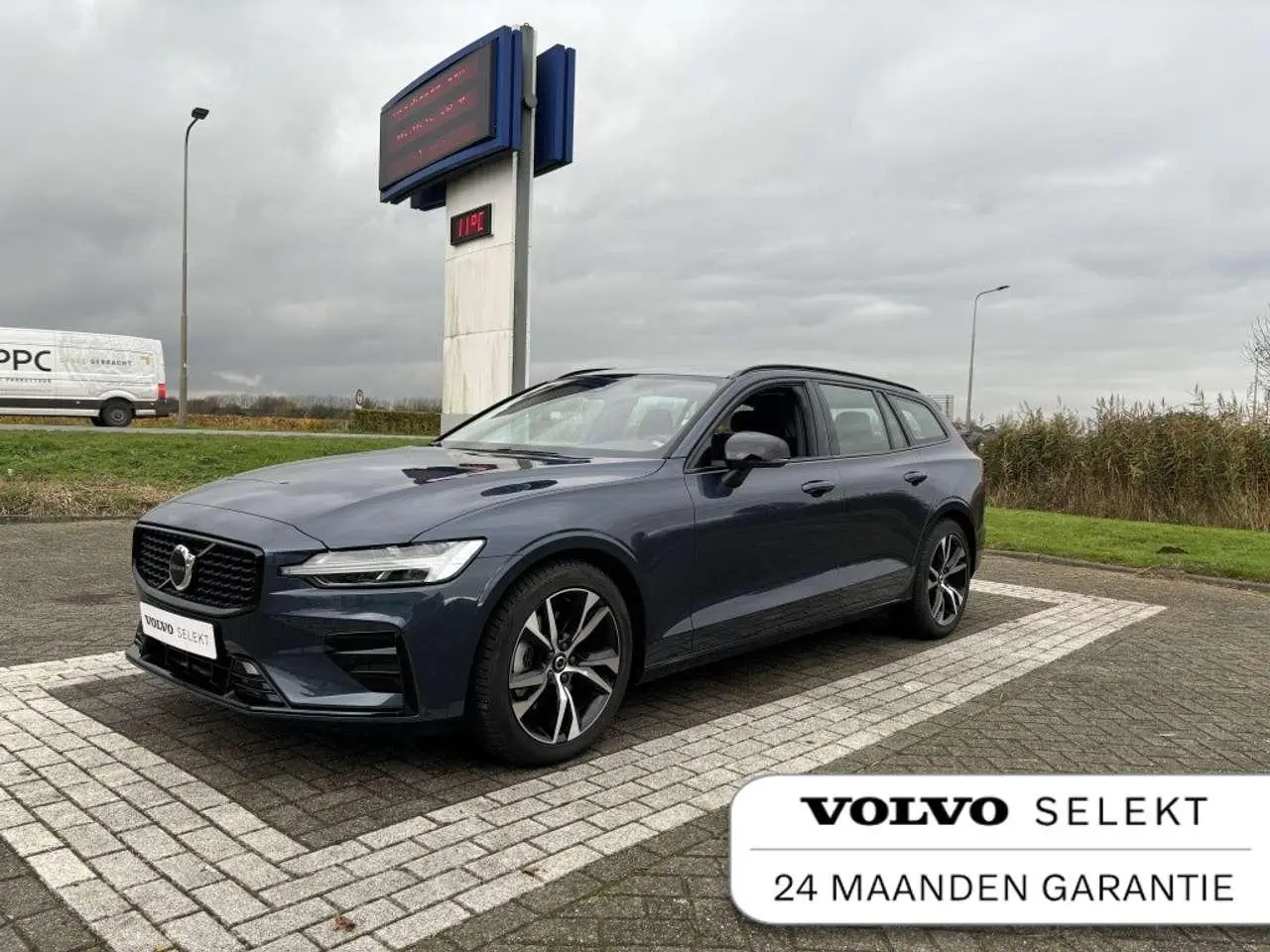 Photo 1 : Volvo V60 2024 Petrol