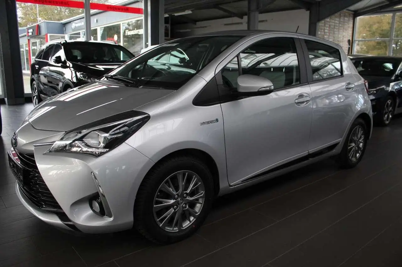 Photo 1 : Toyota Yaris 2017 Petrol