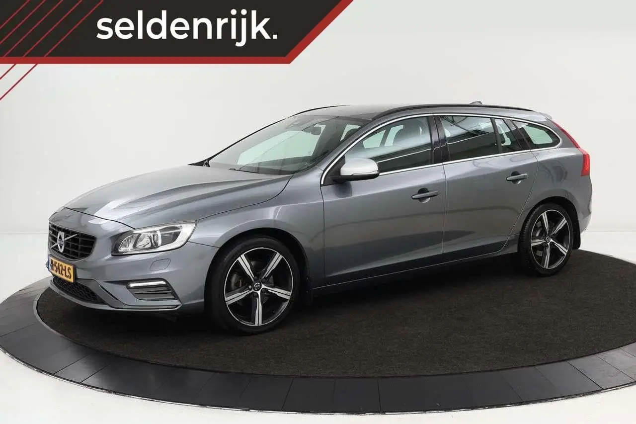 Photo 1 : Volvo V60 2017 Essence