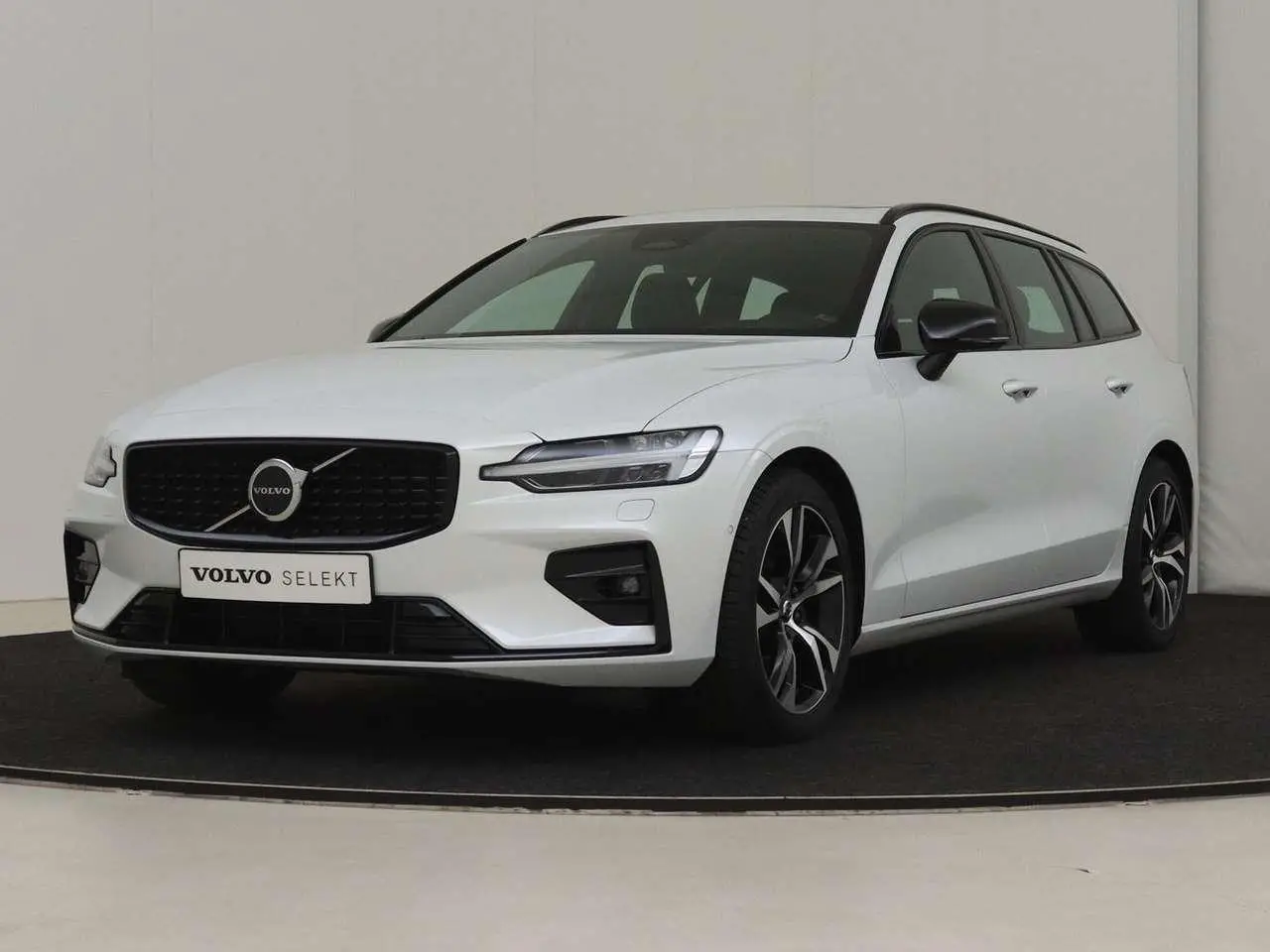 Photo 1 : Volvo V60 2023 Hybride