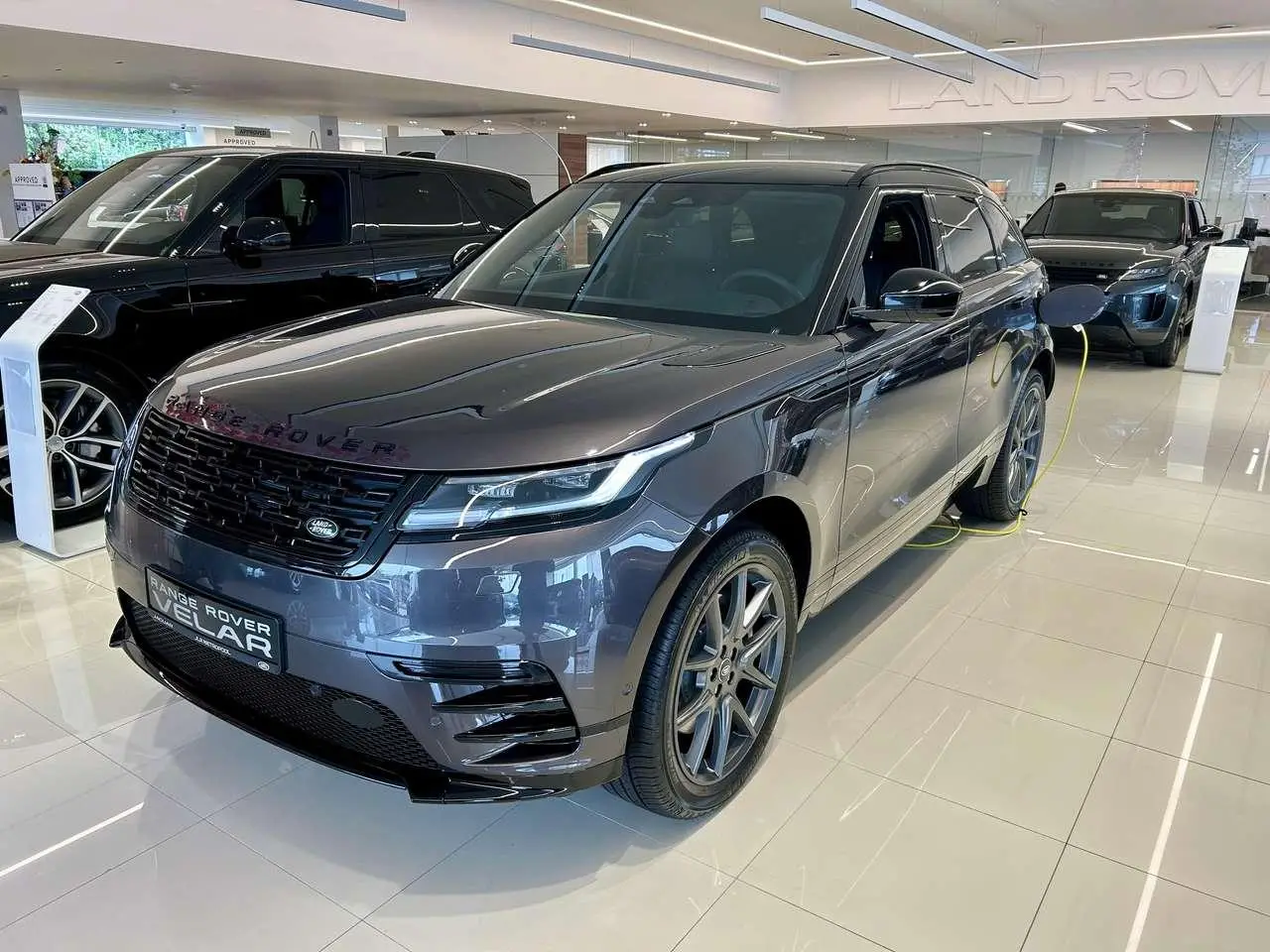 Photo 1 : Land Rover Range Rover Velar 2024 Hybrid