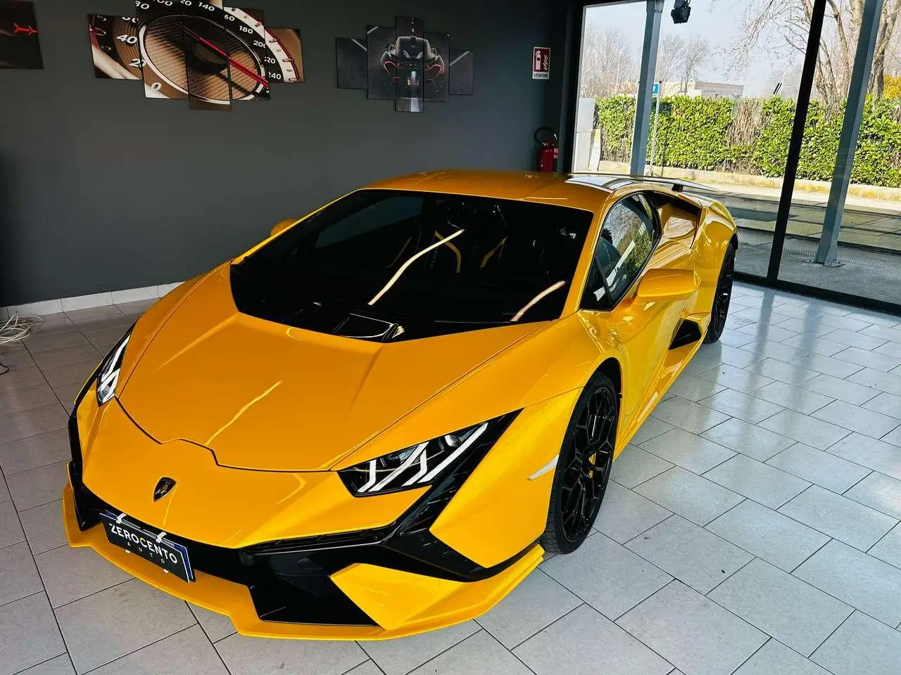 Photo 1 : Lamborghini Huracan 2023 Essence