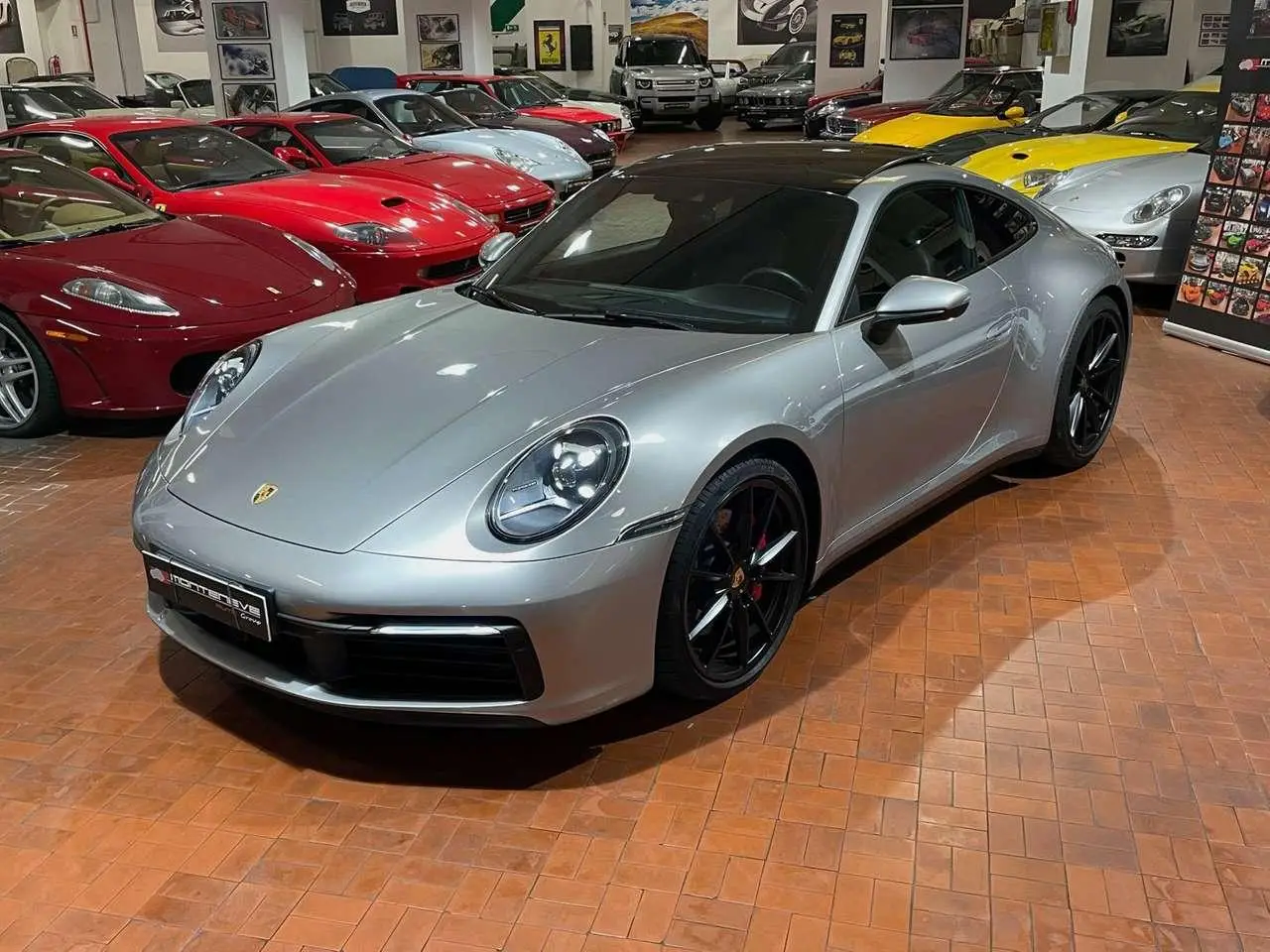 Photo 1 : Porsche 992 2019 Petrol