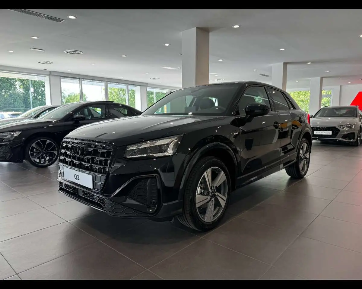 Photo 1 : Audi Q2 2024 Petrol