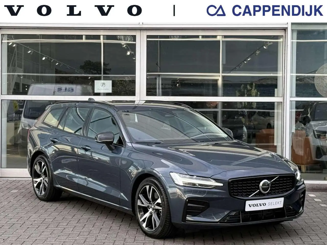 Photo 1 : Volvo V60 2024 Petrol