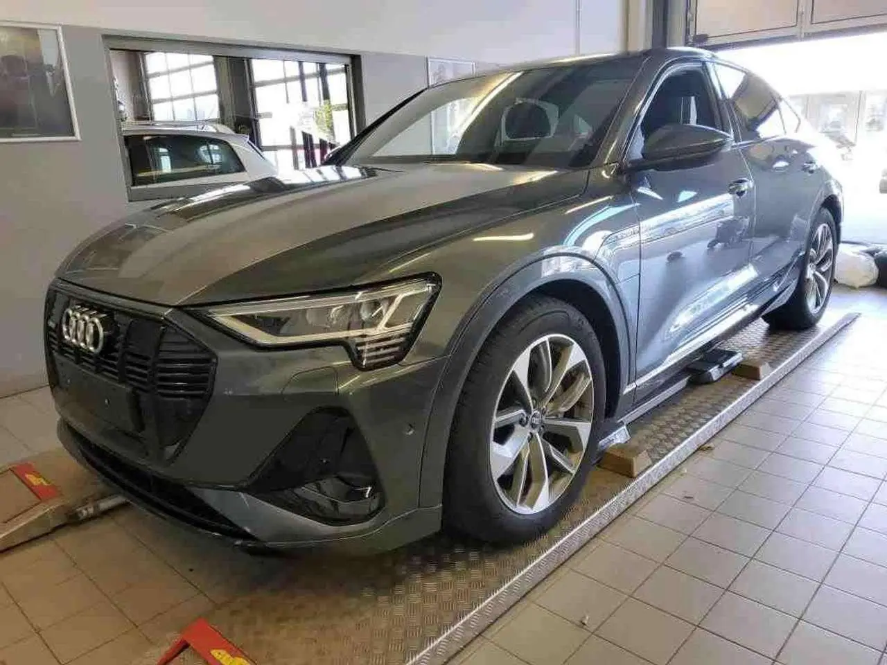 Photo 1 : Audi E-tron 2021 Electric