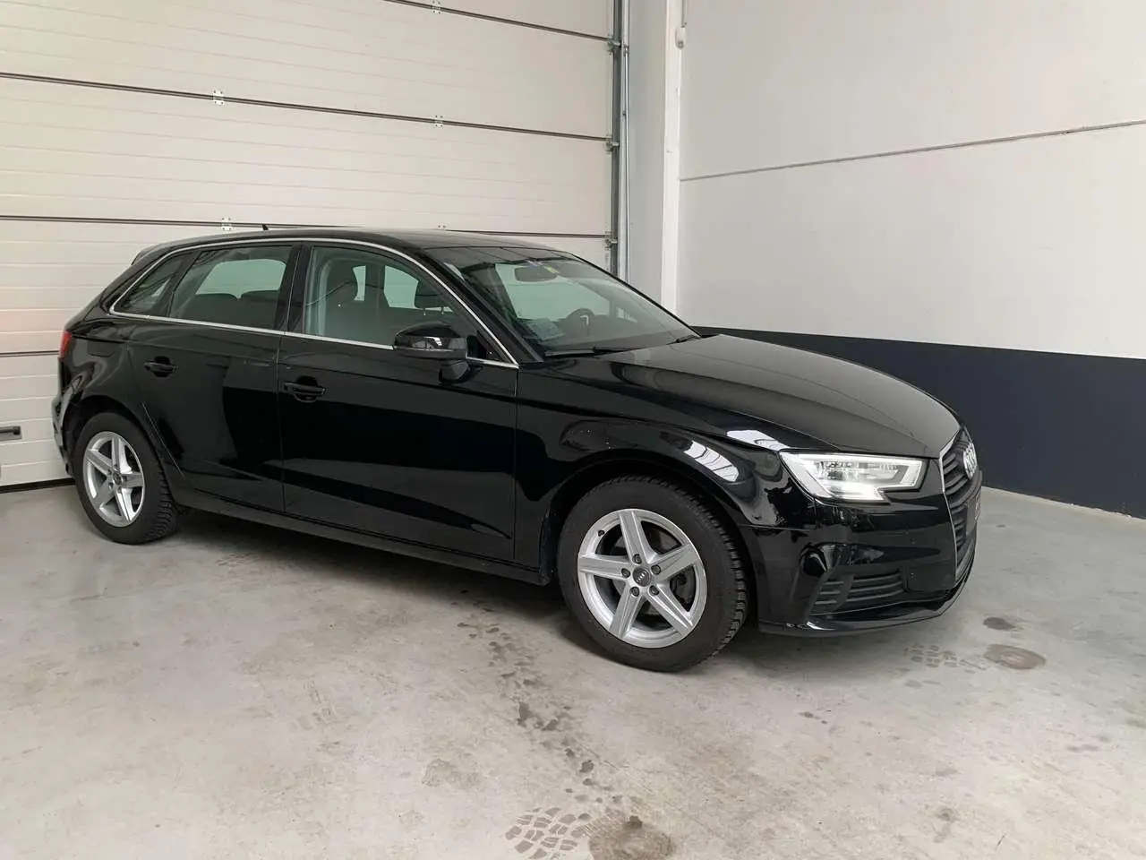 Photo 1 : Audi A3 2018 Petrol