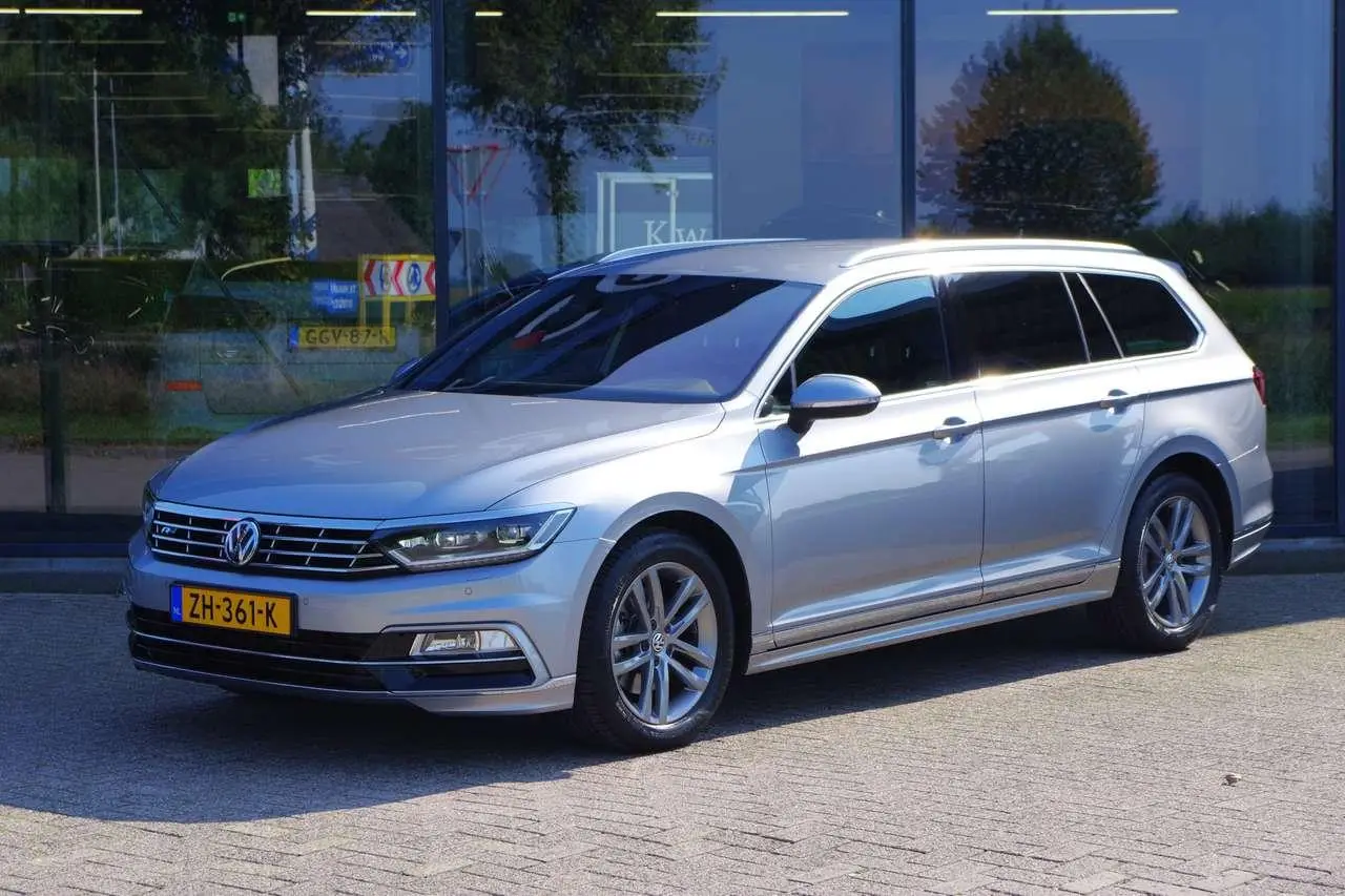 Photo 1 : Volkswagen Passat 2019 Petrol