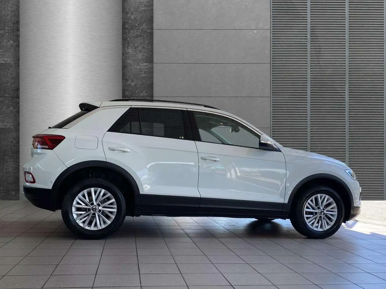 Photo 1 : Volkswagen T-roc 2023 Essence