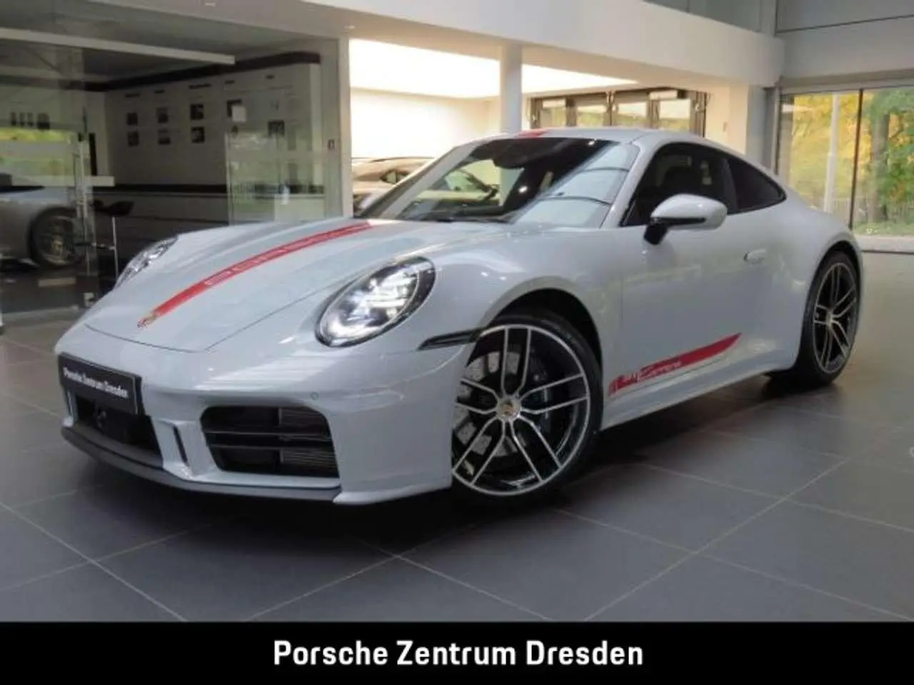 Photo 1 : Porsche 992 2024 Essence