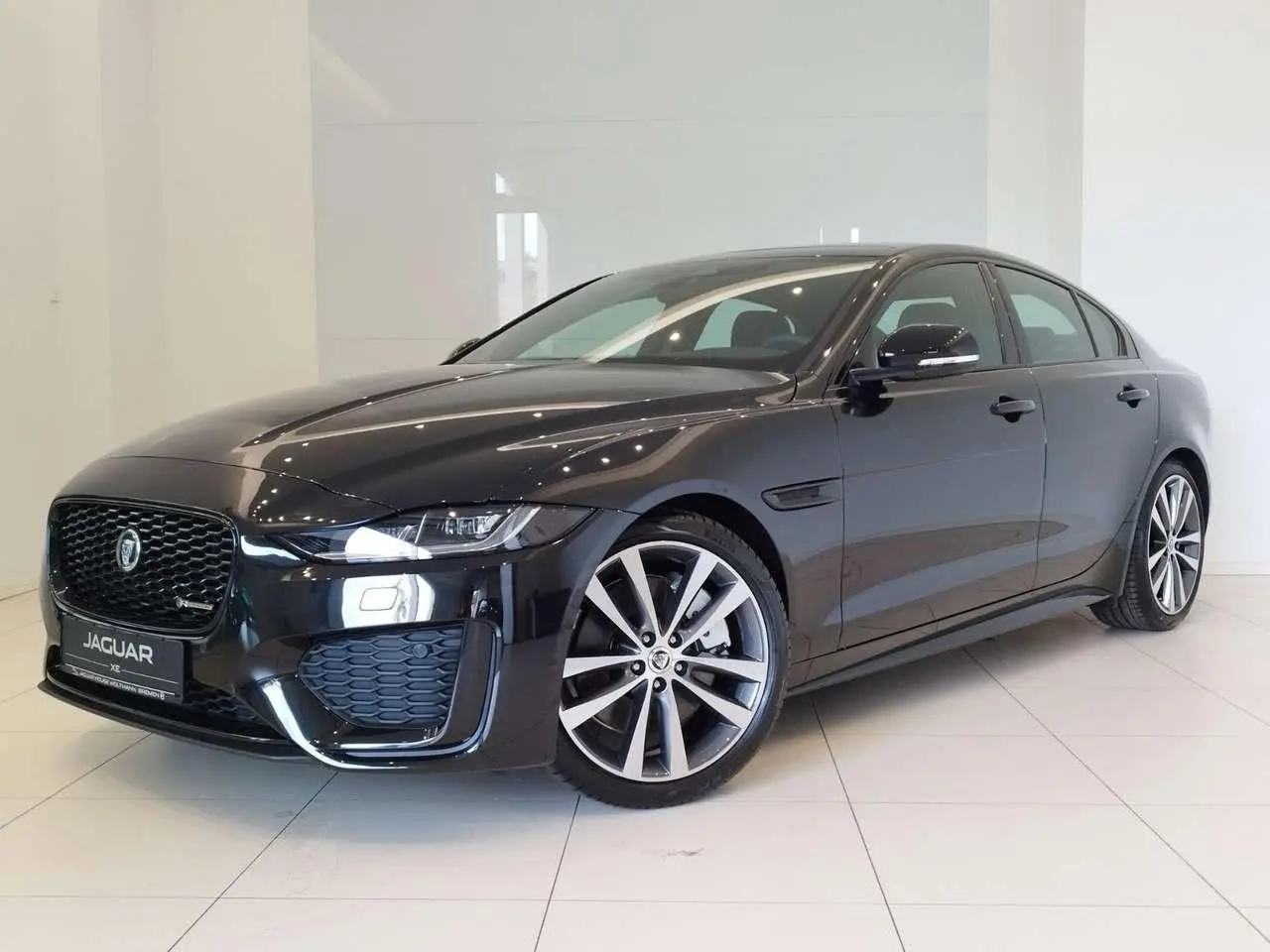 Photo 1 : Jaguar Xe 2024 Petrol