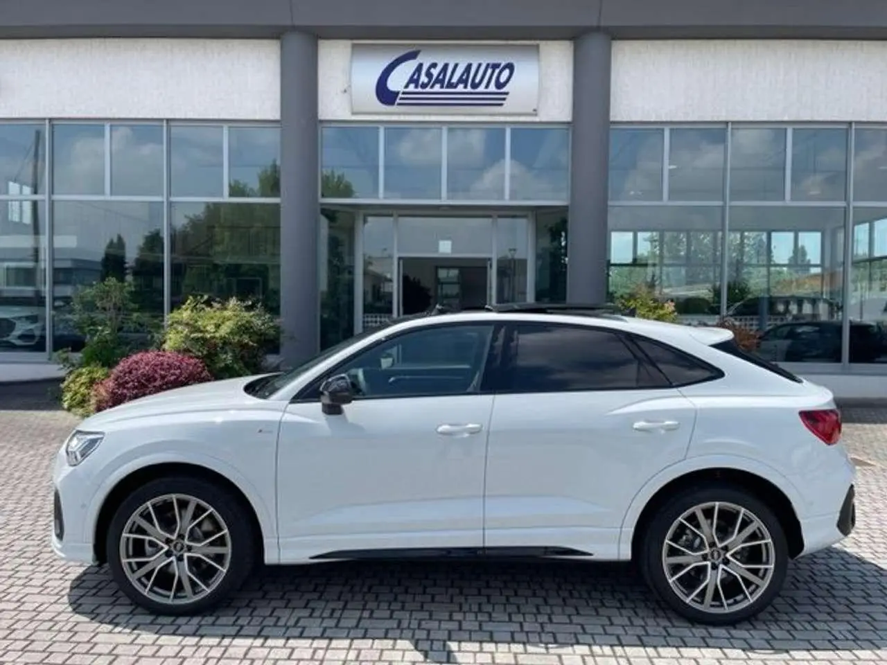 Photo 1 : Audi Q3 2024 Essence