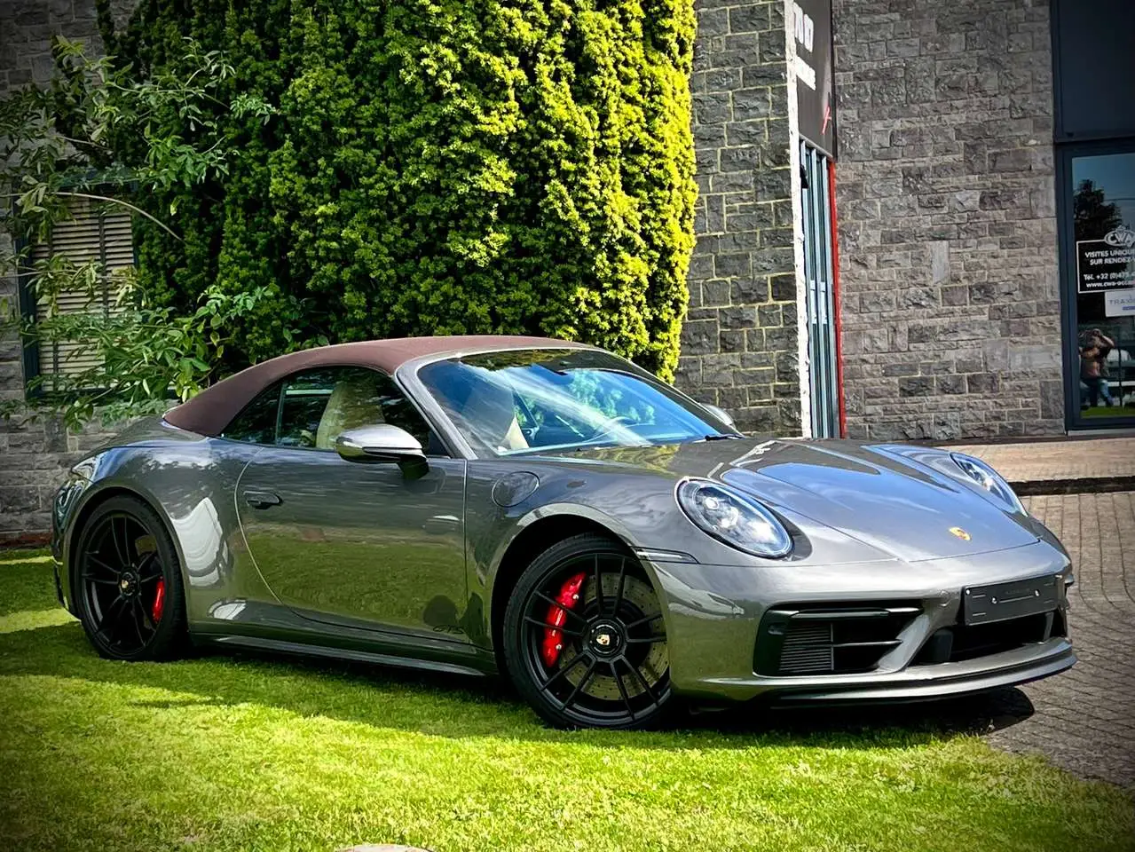 Photo 1 : Porsche 992 2022 Petrol