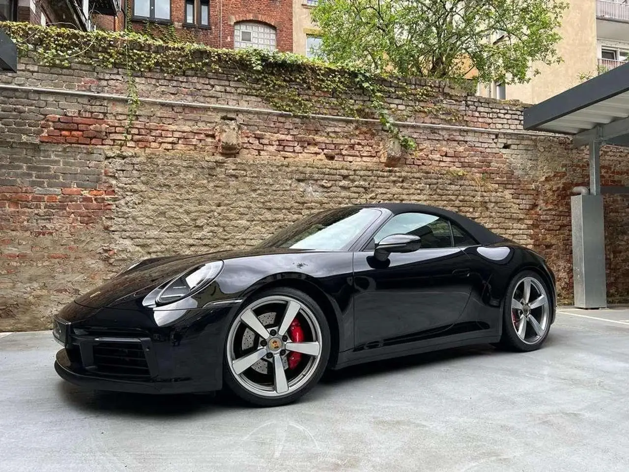 Photo 1 : Porsche 992 2019 Petrol