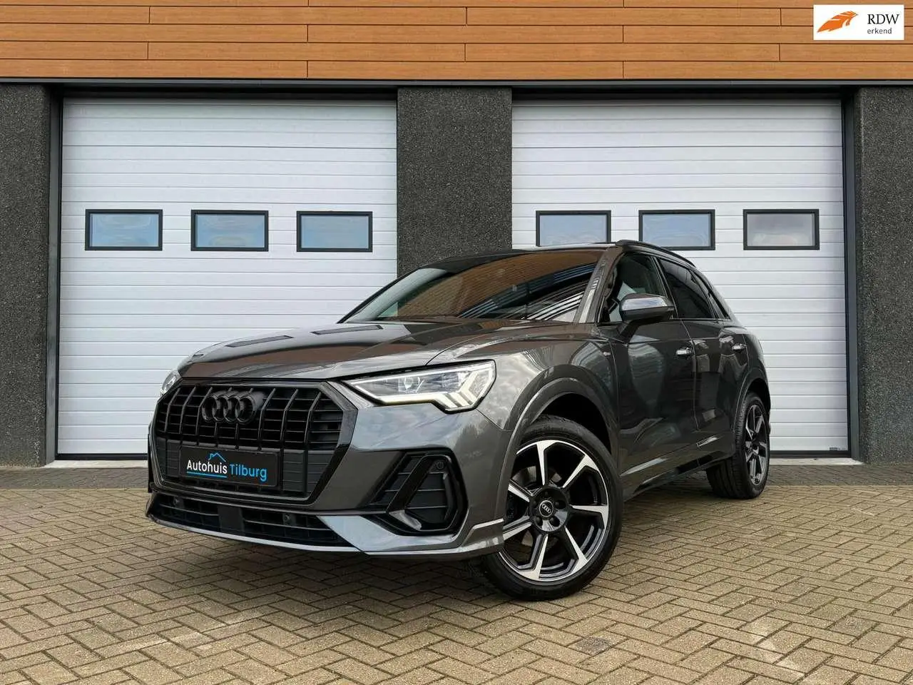 Photo 1 : Audi Q3 2019 Petrol