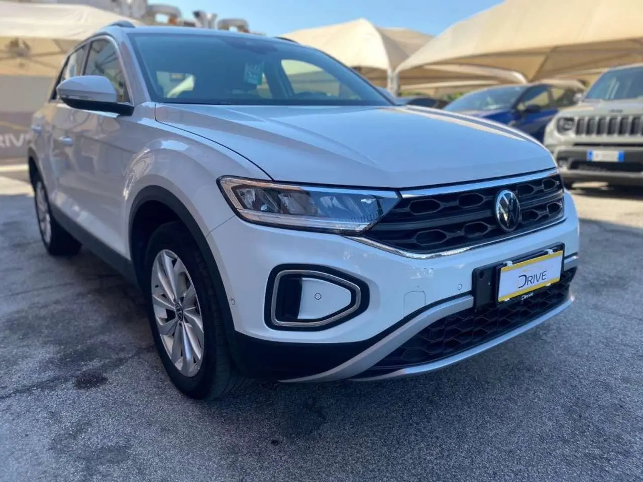 Photo 1 : Volkswagen T-roc 2023 Essence