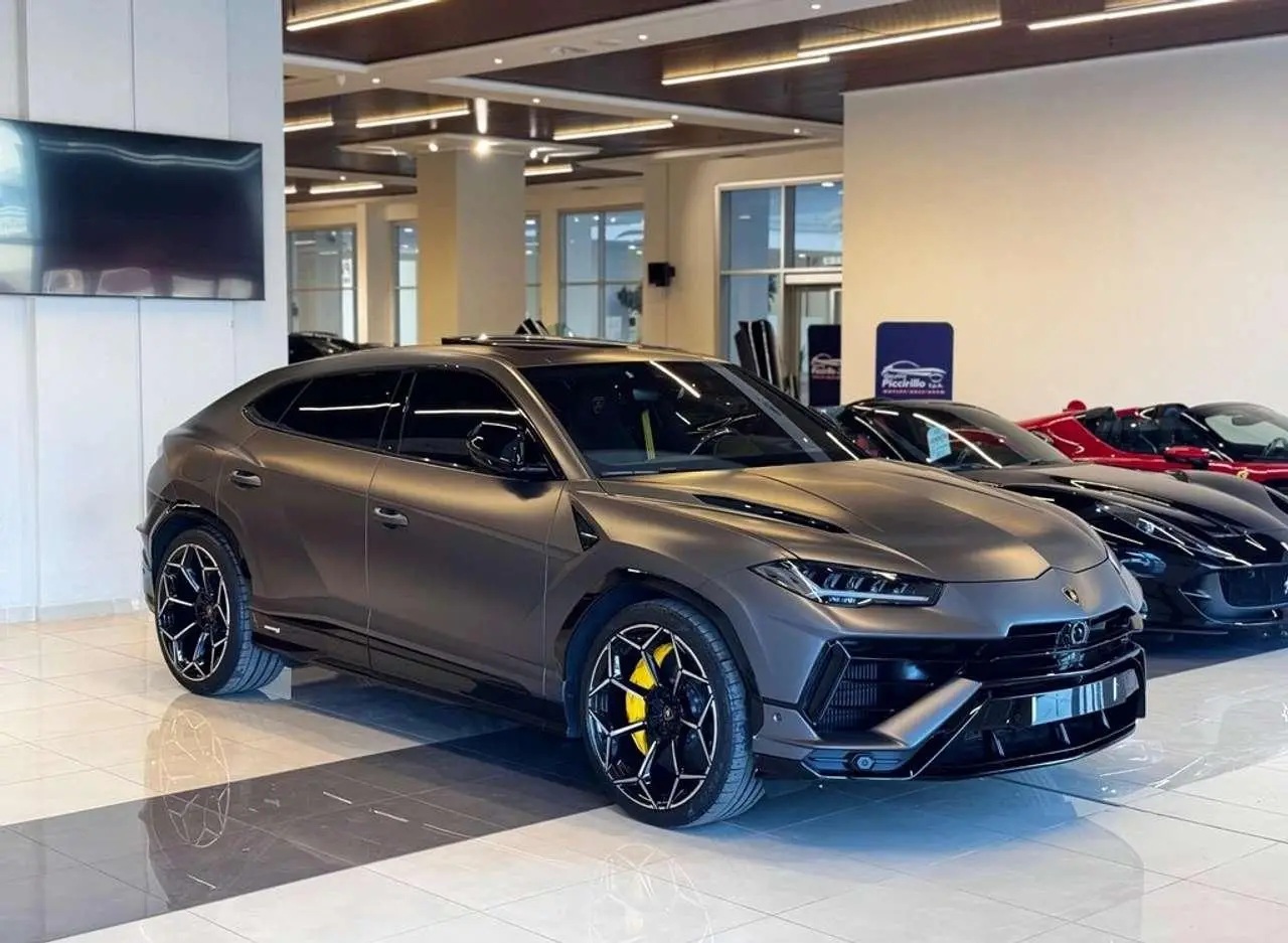 Photo 1 : Lamborghini Urus 2023 Petrol