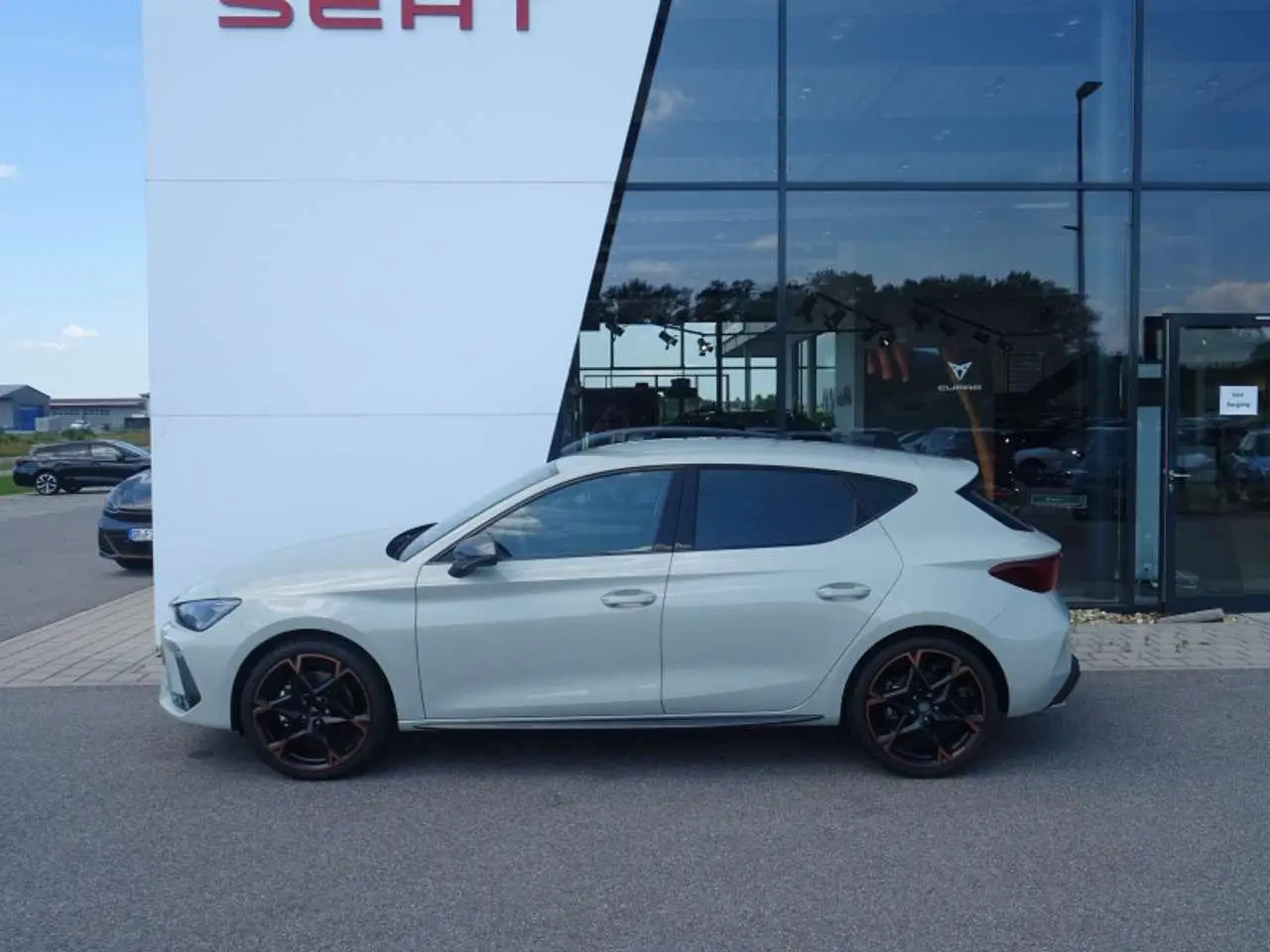 Photo 1 : Cupra Leon 2024 Petrol