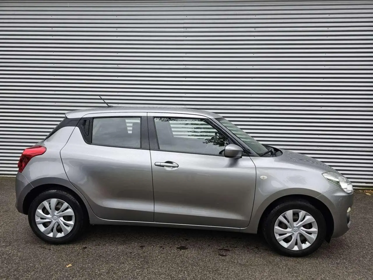 Photo 1 : Suzuki Swift 2017 Petrol