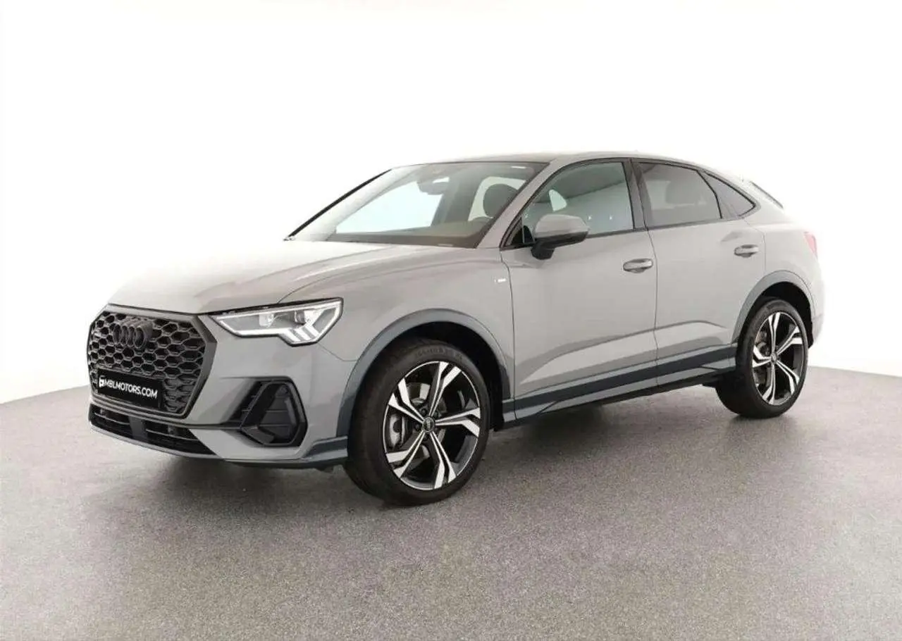 Photo 1 : Audi Q3 2023 Petrol