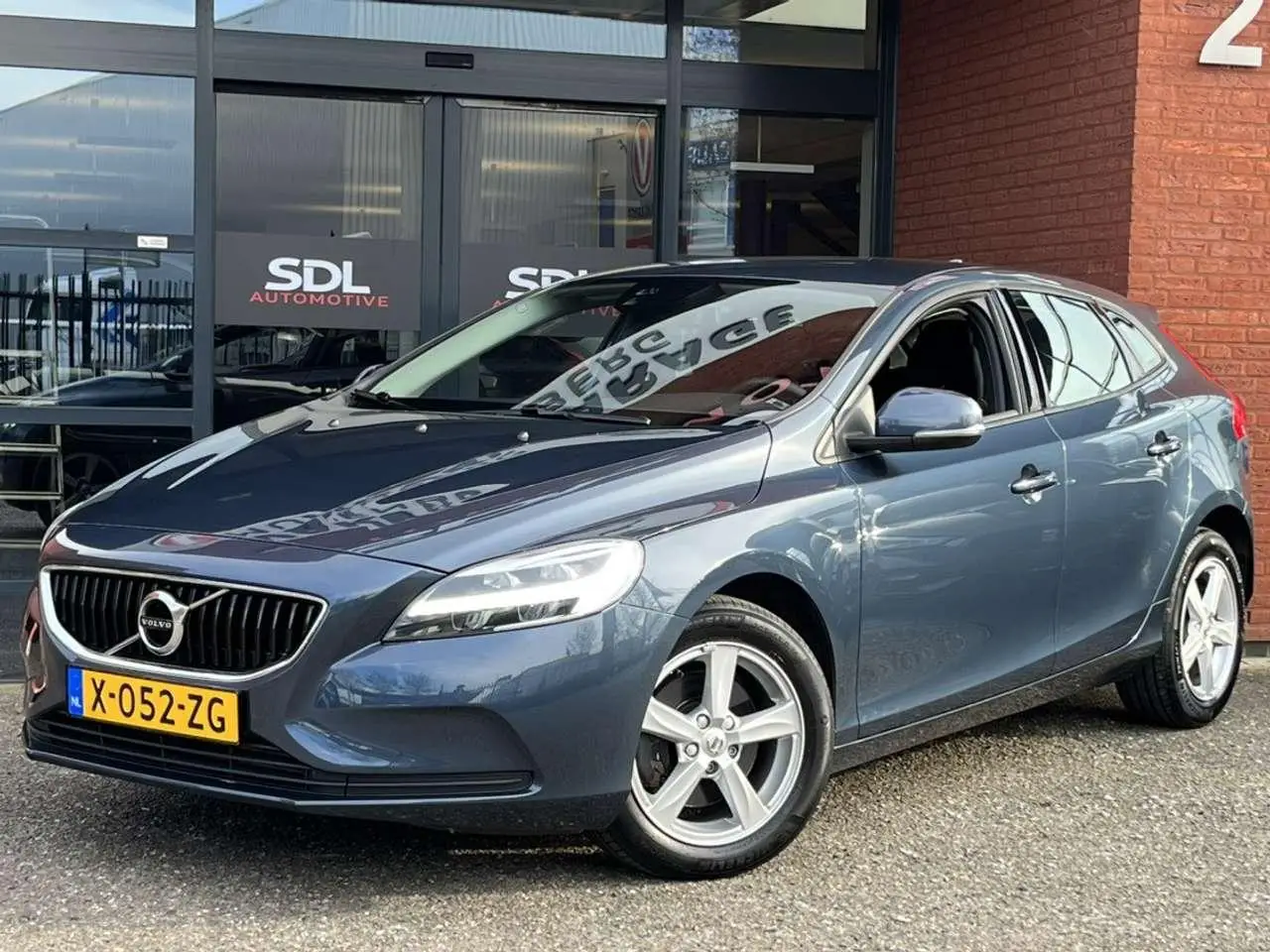 Photo 1 : Volvo V40 2018 Petrol